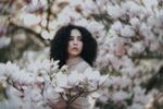 lensbaby_velvet-85-soulchasingphotography-portrait-woman-in-flower-tree