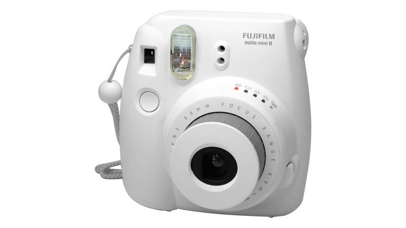 フィルムカメラ FUJI FILM INSTAX MINI 8 WHITE Amazon.com : Fujifilm Instax Mini 8 Instant Film Camera (White