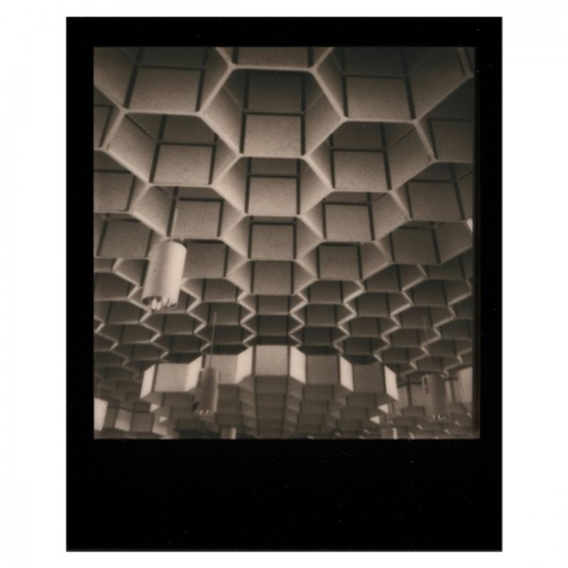 impossible-b-amp-w-film-instant-alb-negru-pentru-polaroid-600-rama-neagra-32501-1
