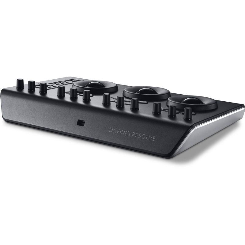Blackmagic-Design-DaVinci-Resolve-Micro-Panel.4