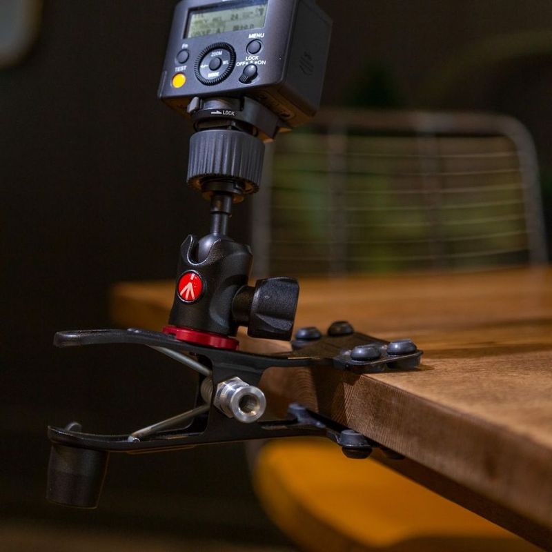 lighting-clamps-and-arms-manfrotto-cold-shoe-spring-clamp-175f-2-in-action-02