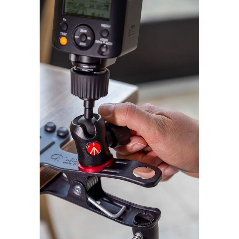 lighting-clamps-and-arms-manfrotto-cold-shoe-spring-clamp-175f-2-in-action-04