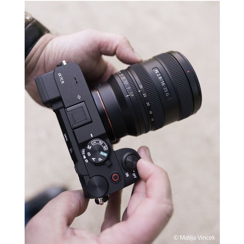 3.-SEL1625G-Lens-on-ILCE7CR-Situation-Image-Compact-Lightweight