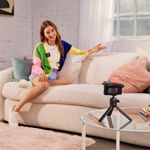 rode-wireless-me-insitu-pastel-livingroom-on-camera-with-sc2-8192x5464-rgb-1080x1080-ebde2d4.jpg