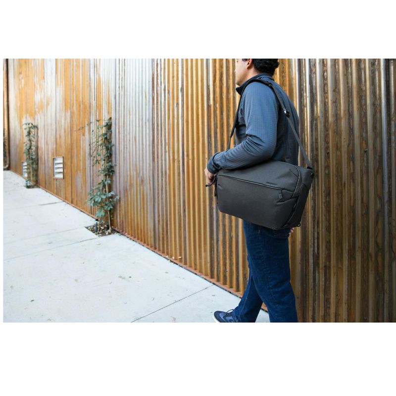 Peak Design Everyday Sling V3 Geanta Foto 10L Negru.6.jpg